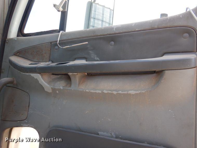 image for item JS9772 2000 Freightliner Century Class  semi truck