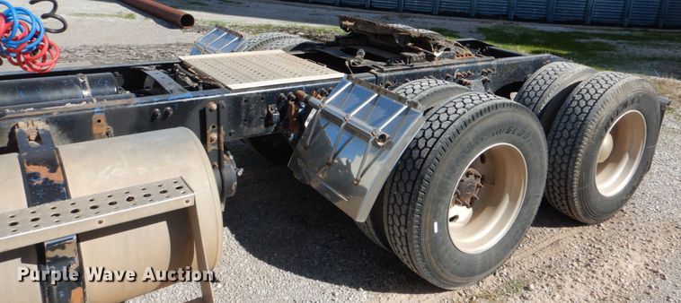 image for item JS9772 2000 Freightliner Century Class  semi truck