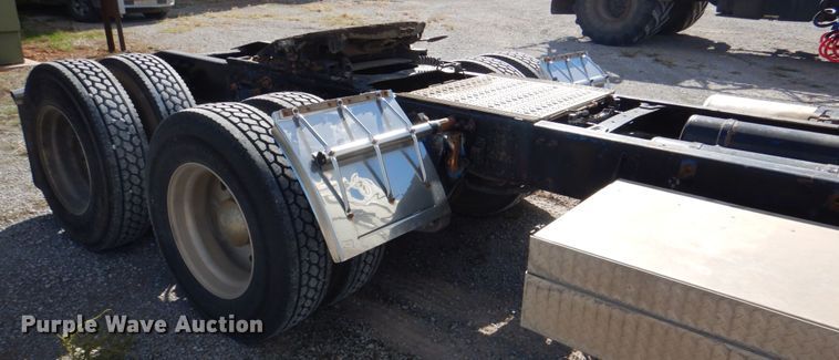 image for item JS9772 2000 Freightliner Century Class  semi truck