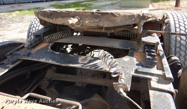 image for item JS9772 2000 Freightliner Century Class  semi truck