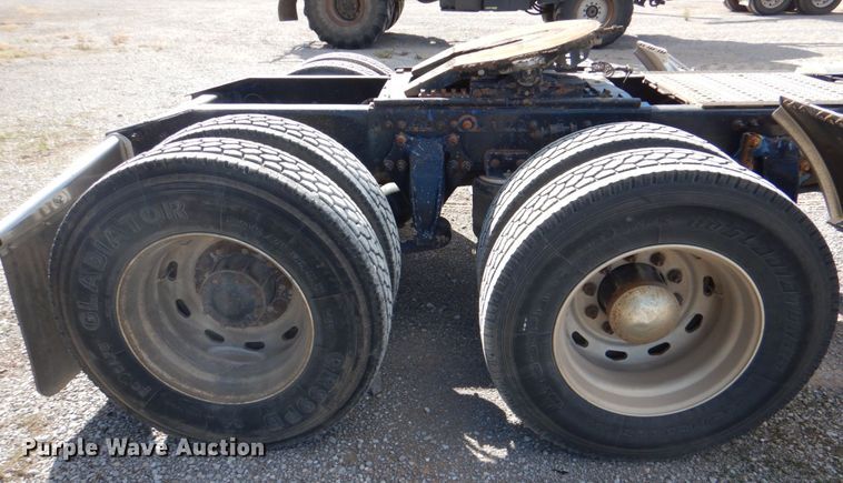 image for item JS9772 2000 Freightliner Century Class  semi truck