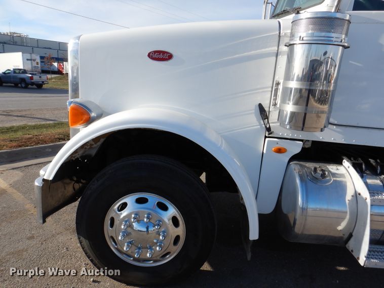 image for item KH9151 2011 Peterbilt 367  semi truck