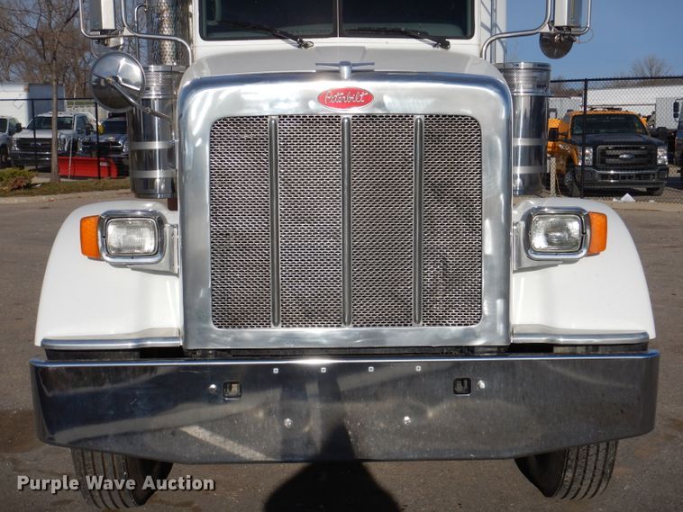 image for item KH9151 2011 Peterbilt 367  semi truck