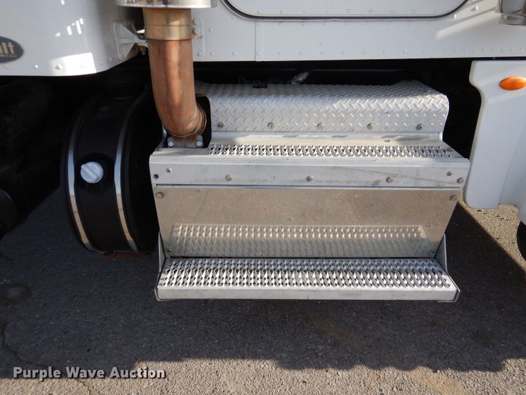 image for item KH9151 2011 Peterbilt 367  semi truck