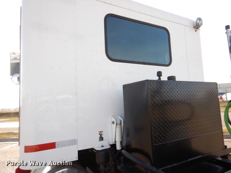 image for item KH9151 2011 Peterbilt 367  semi truck