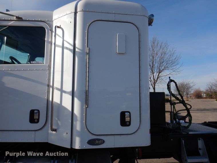 image for item KH9151 2011 Peterbilt 367  semi truck