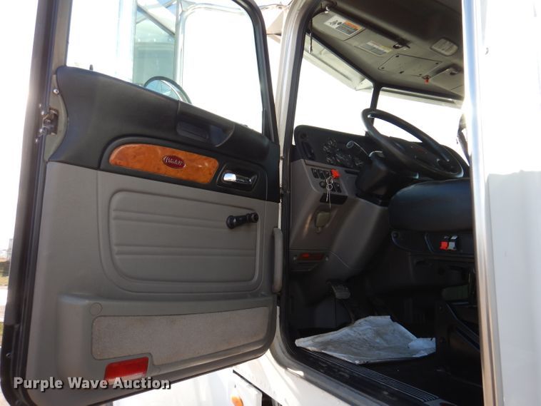 image for item KH9151 2011 Peterbilt 367  semi truck