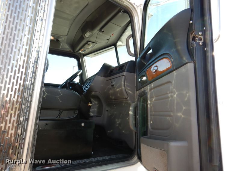 image for item KH9151 2011 Peterbilt 367  semi truck