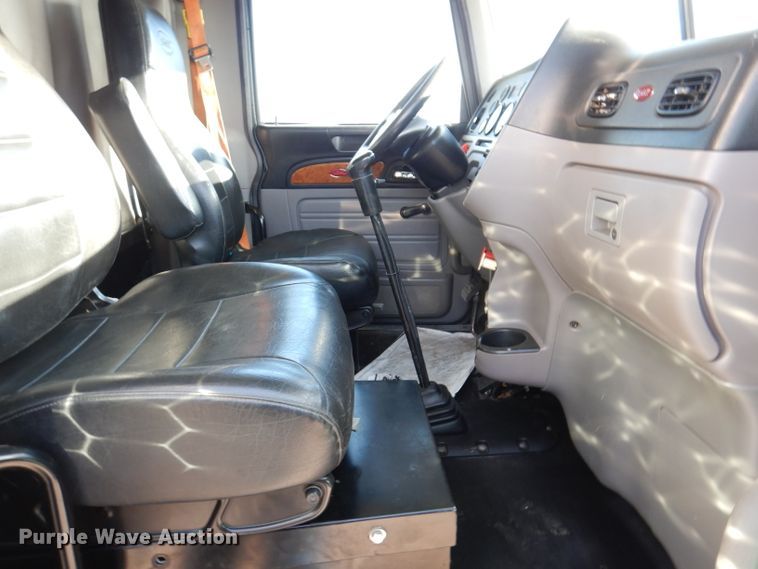 image for item KH9151 2011 Peterbilt 367  semi truck