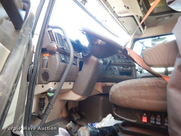 image for item KK9702 2016 Volvo VNL670  semi truck