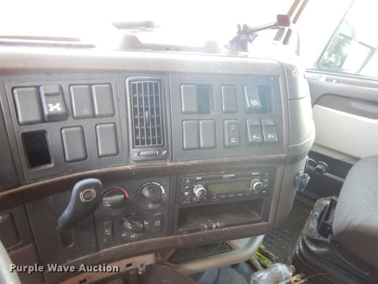 image for item KK9702 2016 Volvo VNL670  semi truck