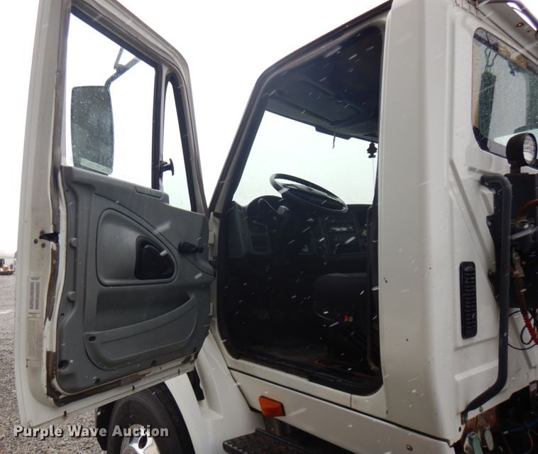 image for item KK9704 2005 International 8600  semi truck