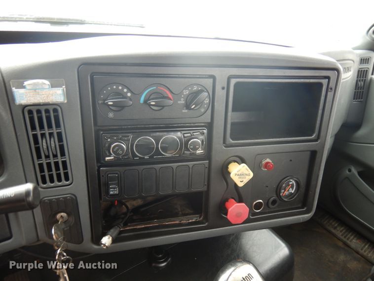 image for item KK9704 2005 International 8600  semi truck