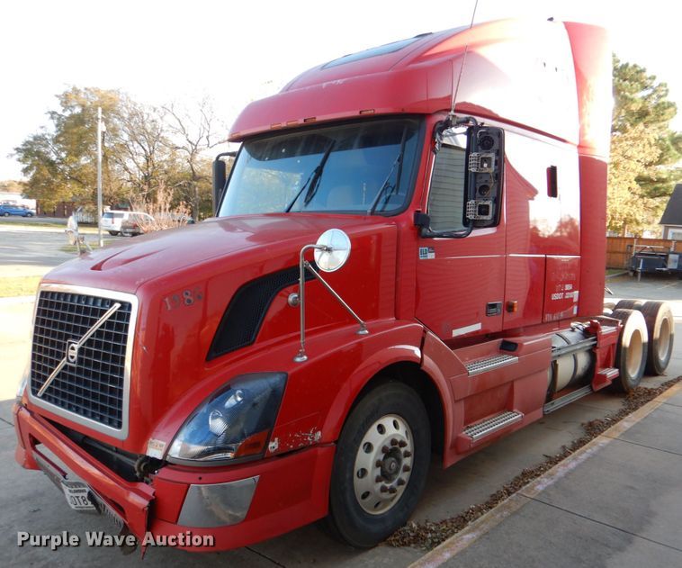 image for item KQ9613 2006 Volvo VNL  semi truck