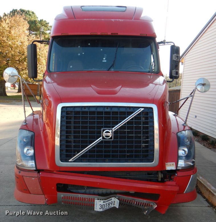 image for item KQ9613 2006 Volvo VNL  semi truck