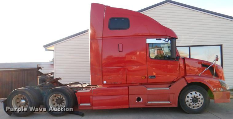 image for item KQ9613 2006 Volvo VNL  semi truck
