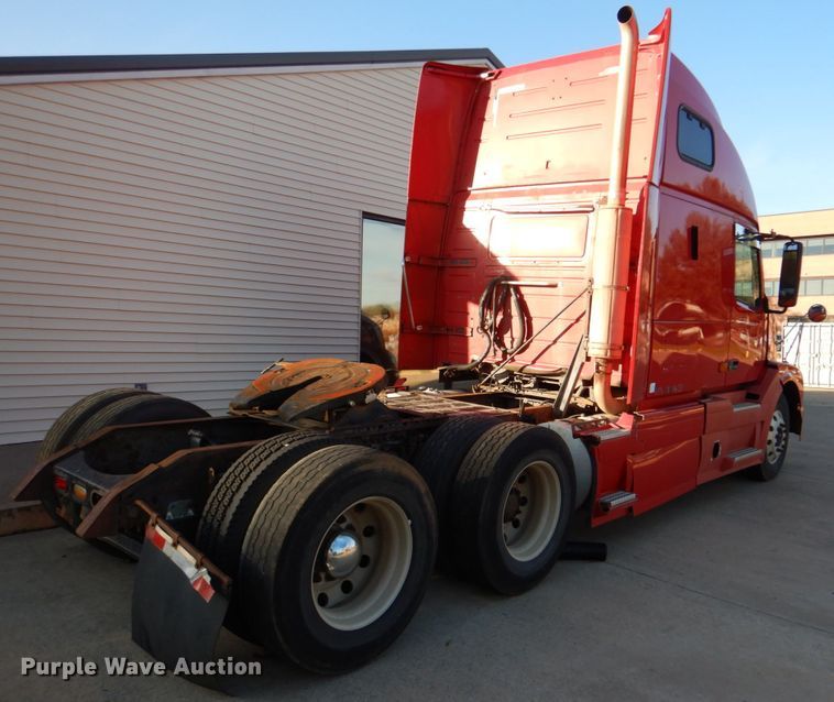 image for item KQ9613 2006 Volvo VNL  semi truck