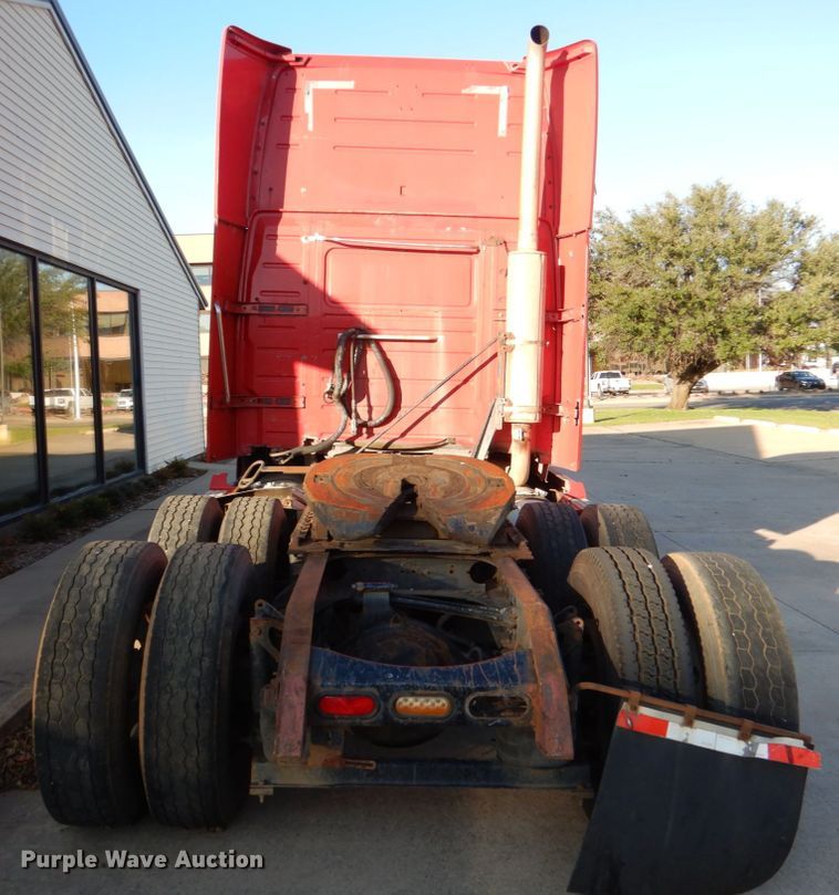 image for item KQ9613 2006 Volvo VNL  semi truck