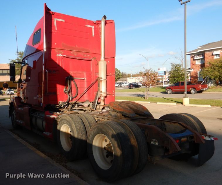 image for item KQ9613 2006 Volvo VNL  semi truck