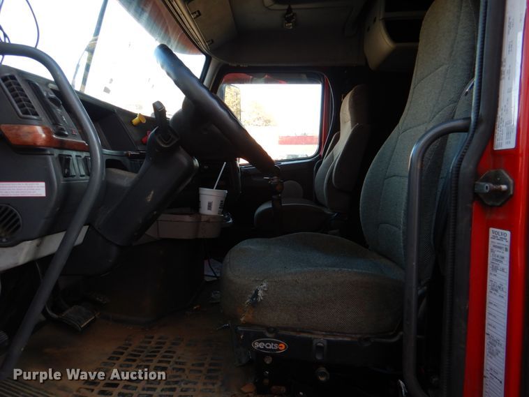 image for item KQ9613 2006 Volvo VNL  semi truck