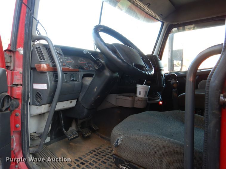 image for item KQ9613 2006 Volvo VNL  semi truck