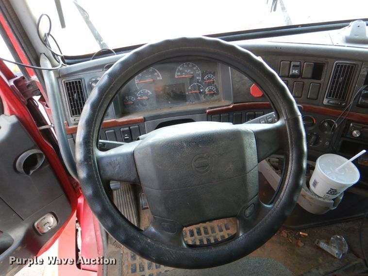 image for item KQ9613 2006 Volvo VNL  semi truck