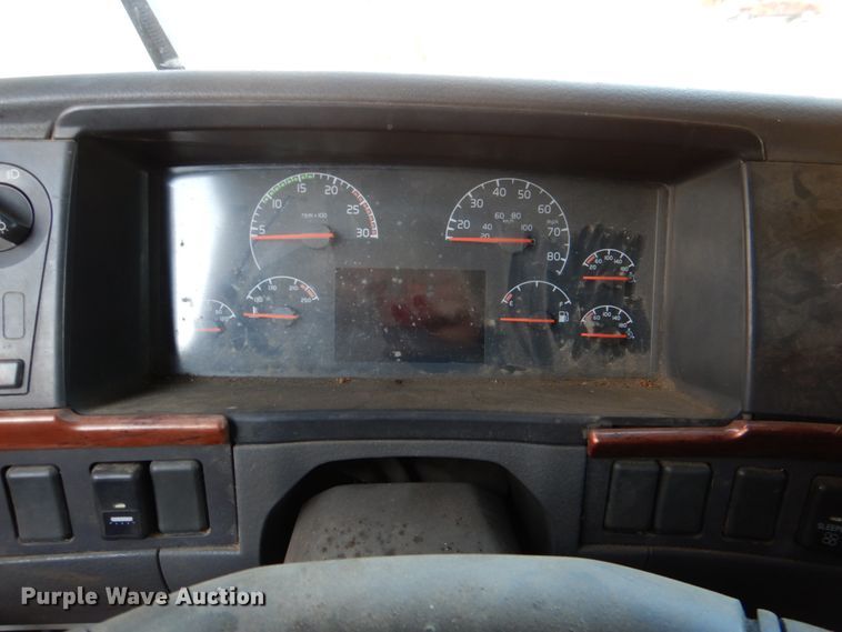 image for item KQ9613 2006 Volvo VNL  semi truck