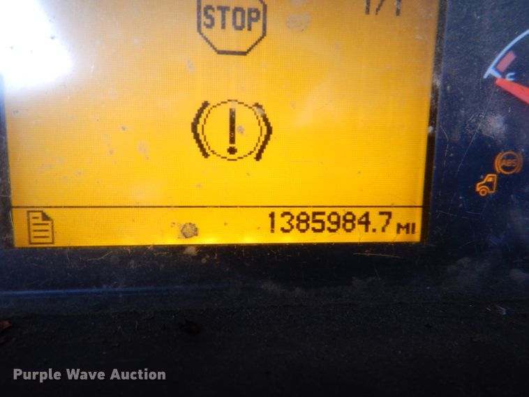 image for item KQ9613 2006 Volvo VNL  semi truck