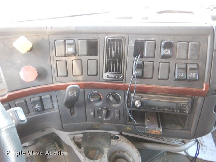 image for item KQ9613 2006 Volvo VNL  semi truck