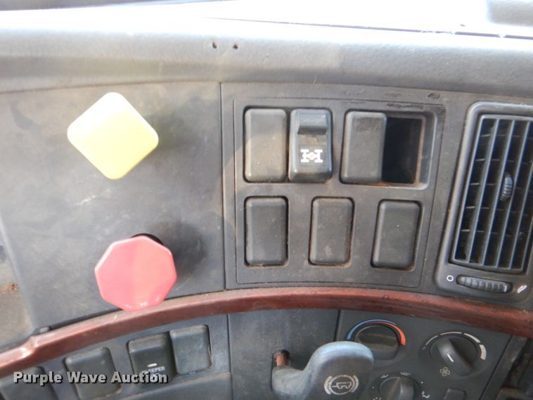 image for item KQ9613 2006 Volvo VNL  semi truck