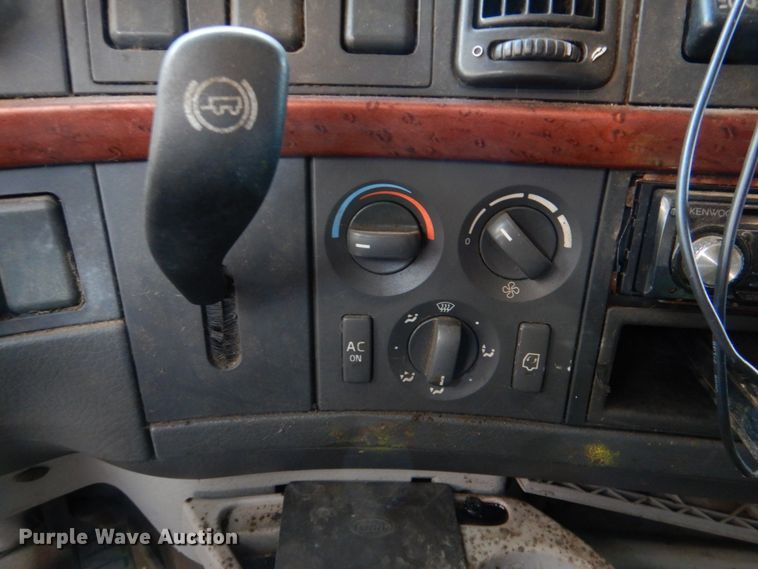 image for item KQ9613 2006 Volvo VNL  semi truck