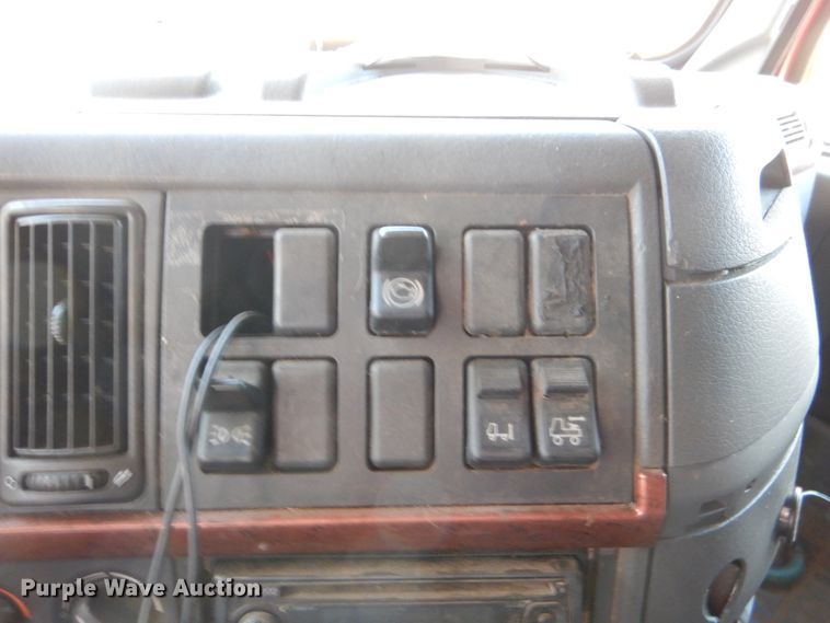 image for item KQ9613 2006 Volvo VNL  semi truck