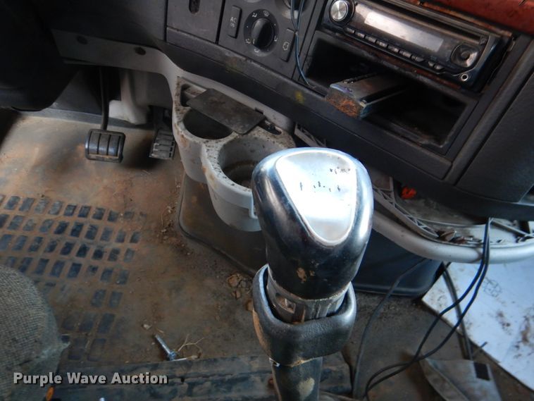 image for item KQ9613 2006 Volvo VNL  semi truck