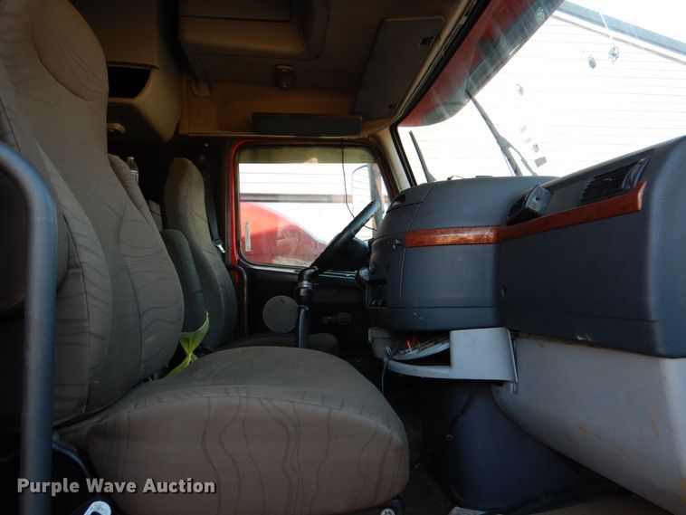 image for item KQ9613 2006 Volvo VNL  semi truck