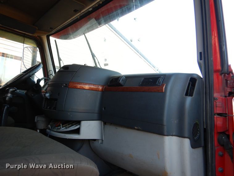 image for item KQ9613 2006 Volvo VNL  semi truck