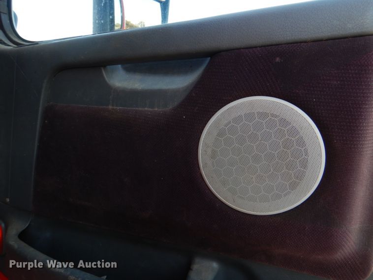 image for item KQ9613 2006 Volvo VNL  semi truck