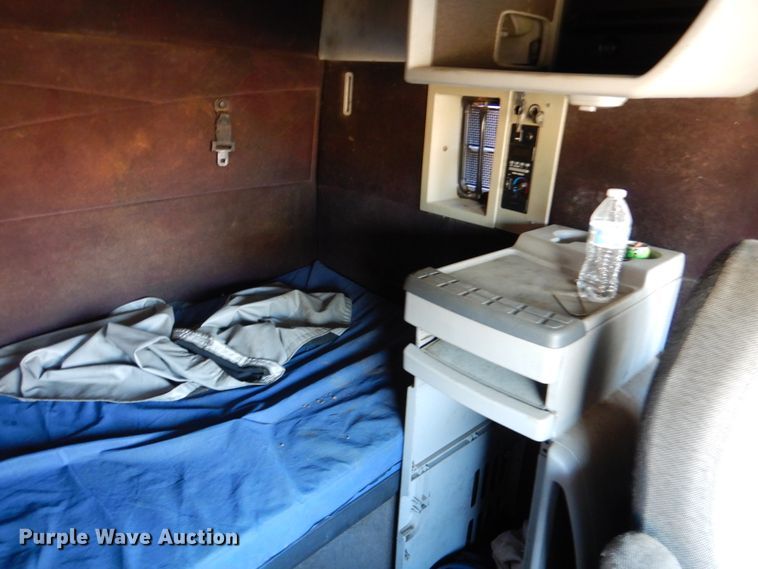 image for item KQ9613 2006 Volvo VNL  semi truck