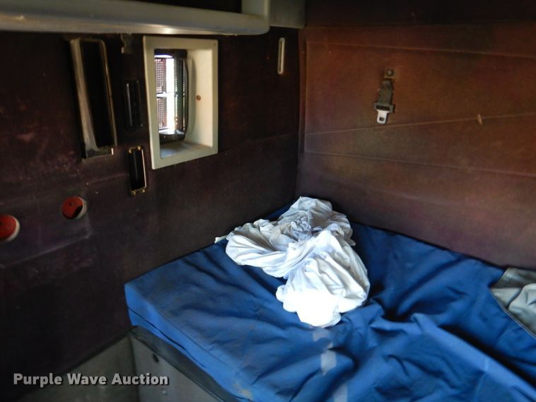 image for item KQ9613 2006 Volvo VNL  semi truck