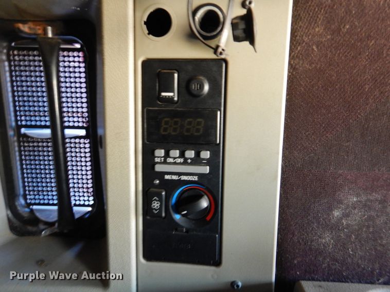 image for item KQ9613 2006 Volvo VNL  semi truck