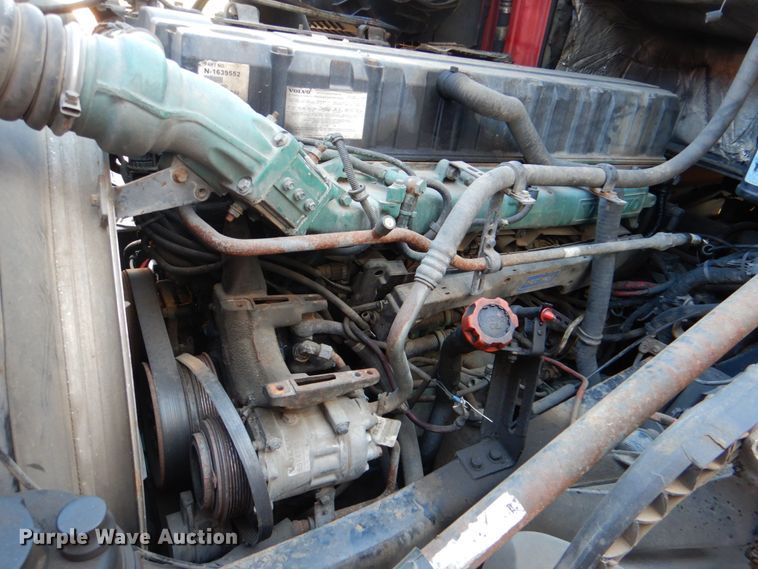 image for item KQ9613 2006 Volvo VNL  semi truck