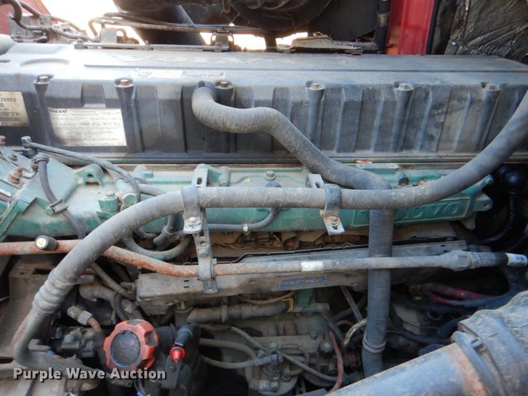 image for item KQ9613 2006 Volvo VNL  semi truck