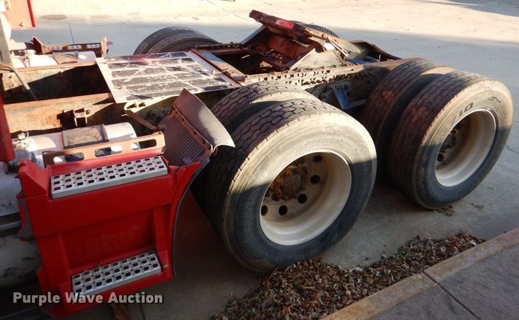 image for item KQ9613 2006 Volvo VNL  semi truck