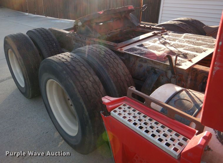 image for item KQ9613 2006 Volvo VNL  semi truck