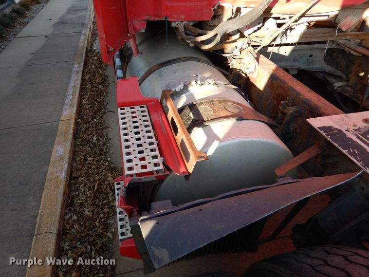 image for item KQ9613 2006 Volvo VNL  semi truck