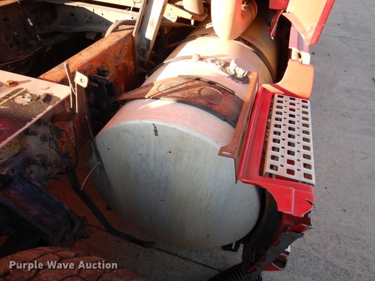 image for item KQ9613 2006 Volvo VNL  semi truck