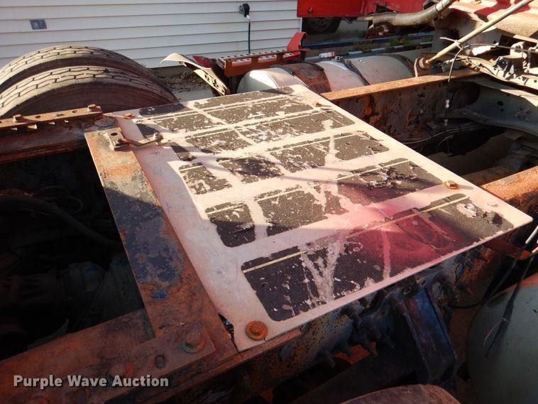 image for item KQ9613 2006 Volvo VNL  semi truck