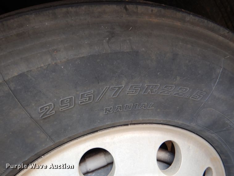 image for item KQ9613 2006 Volvo VNL  semi truck