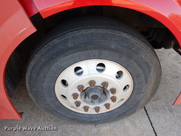 image for item KQ9613 2006 Volvo VNL  semi truck