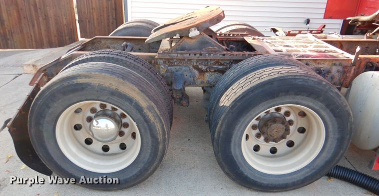 image for item KQ9613 2006 Volvo VNL  semi truck