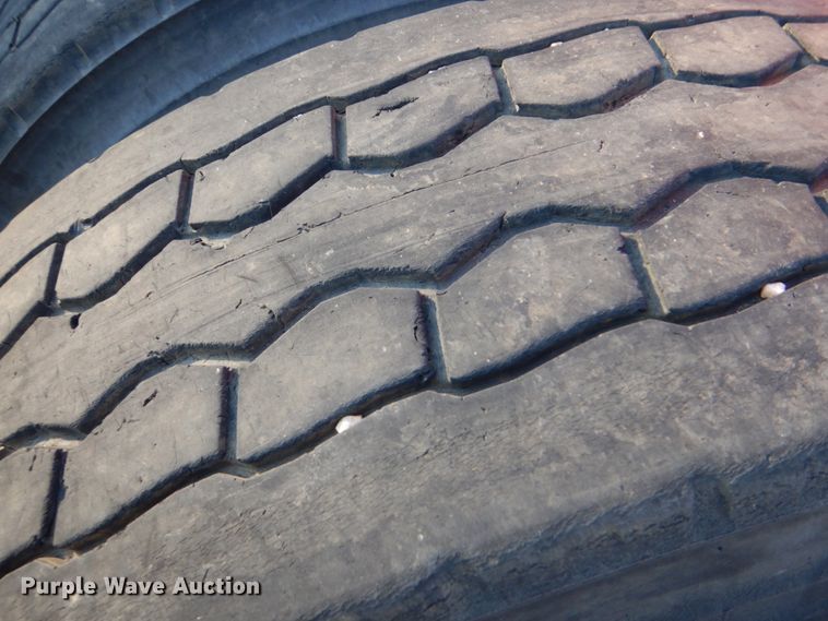 image for item KQ9613 2006 Volvo VNL  semi truck